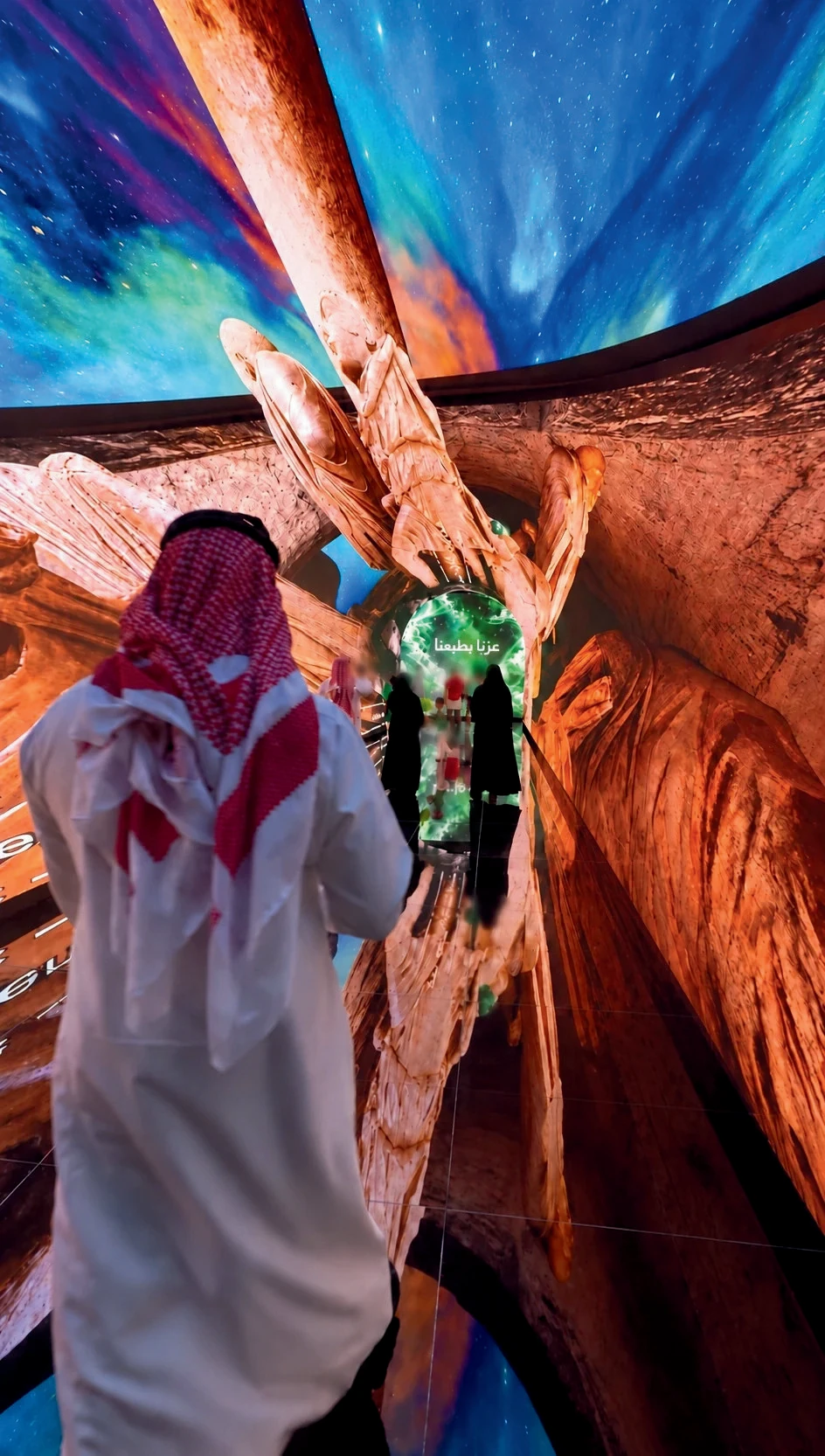 زوار في النفق الحسي خلال اليوم الوطني